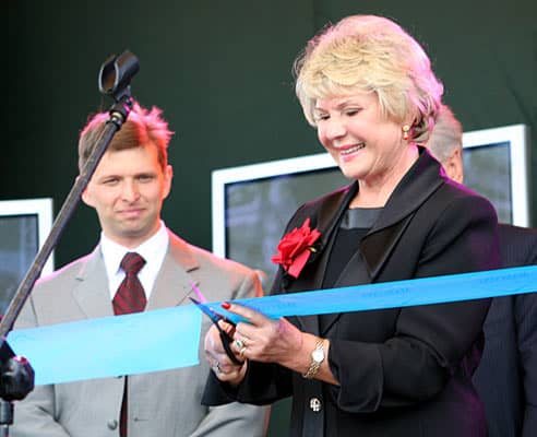 Barbara Urbaniak-Marconi przecina wstęgę.