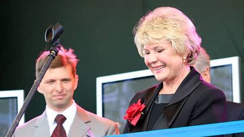 Barbara Urbaniak-Marconi przecina wstęgę.