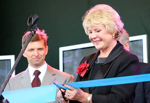 Barbara Urbaniak-Marconi przecina wstęgę.