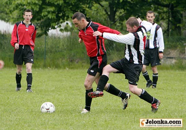 Kwiński (Spójnia) ustala głową wynik na 2:6.