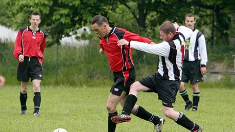 Kwiński (Spójnia) ustala głową wynik na 2:6.