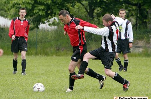 Kwiński (Spójnia) ustala głową wynik na 2:6.