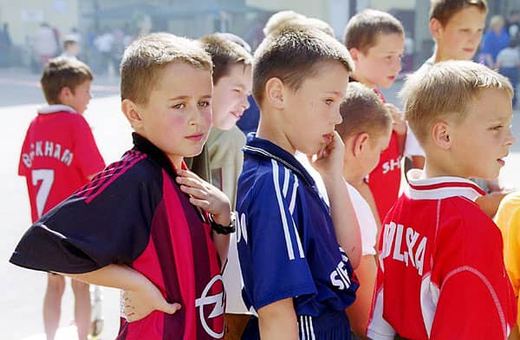 Choć mają różne piłkarskie stroje, młodzi jeleniogórzanie będą kibicować Polsce.