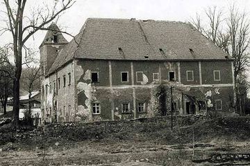 Zniszczony przez PGR dwór na początku lat 80-tych ubiegłego wieku.