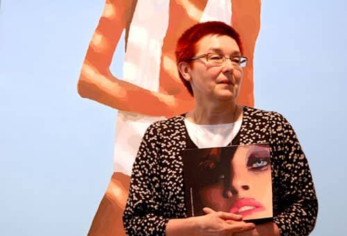 Niektóre części obrazów podczas wernisażu wzbudziły szczególne zainteresowanie wśród panów.