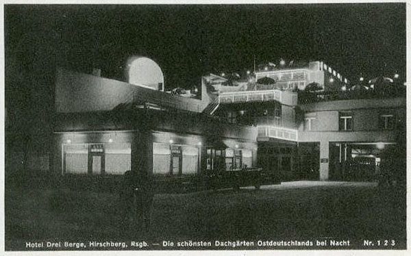 Nocna iluminacja hotelu Drei Berge (Europa) od strony dzisiejszej ulicy Armii Krajowej.