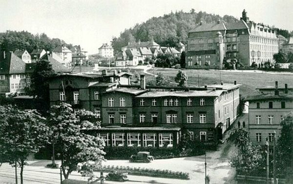 Hotel Strauss z widokiem na Oberrealschule (dziś popularny „Zerom”) – nie ma jeszcze kamienic zbudowanych przy ul. Kochanowskiego.