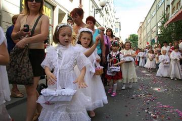Tłumy wiernych na ulicach