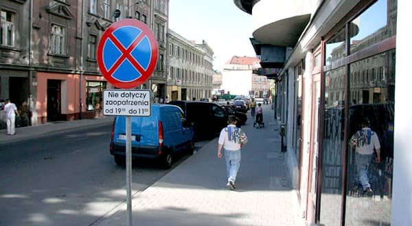 Mimo wyraźnie określonej pory możliwości zatrzymywania się i postoju, kierowcy łamią zakaz.