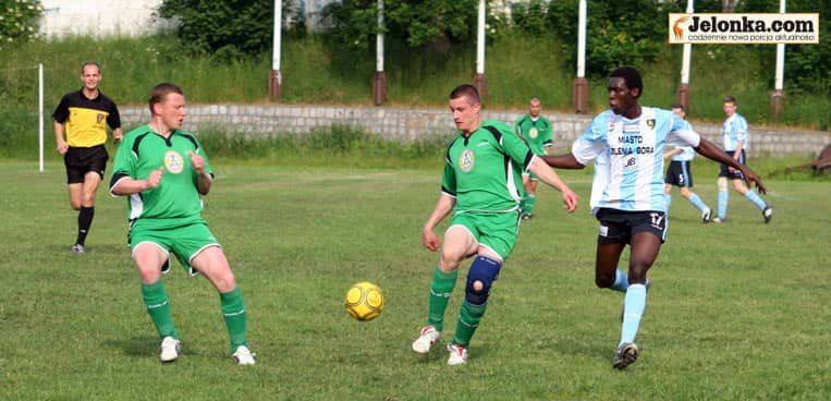 Karkonosze Jelenia Góra - Apis Jędrzychowice 7:1. Onwukwe szaleje na polu bramkowym gości.