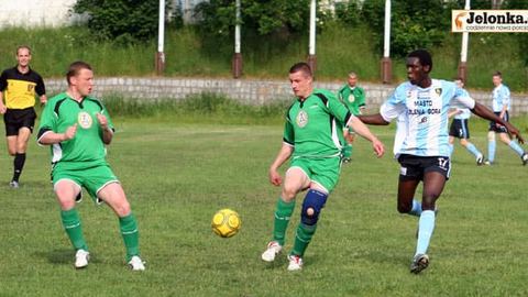 Karkonosze Jelenia Góra - Apis Jędrzychowice 7:1. Onwukwe szaleje na polu bramkowym gości.