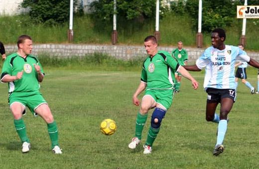 Karkonosze Jelenia Góra - Apis Jędrzychowice 7:1. Onwukwe szaleje na polu bramkowym gości.