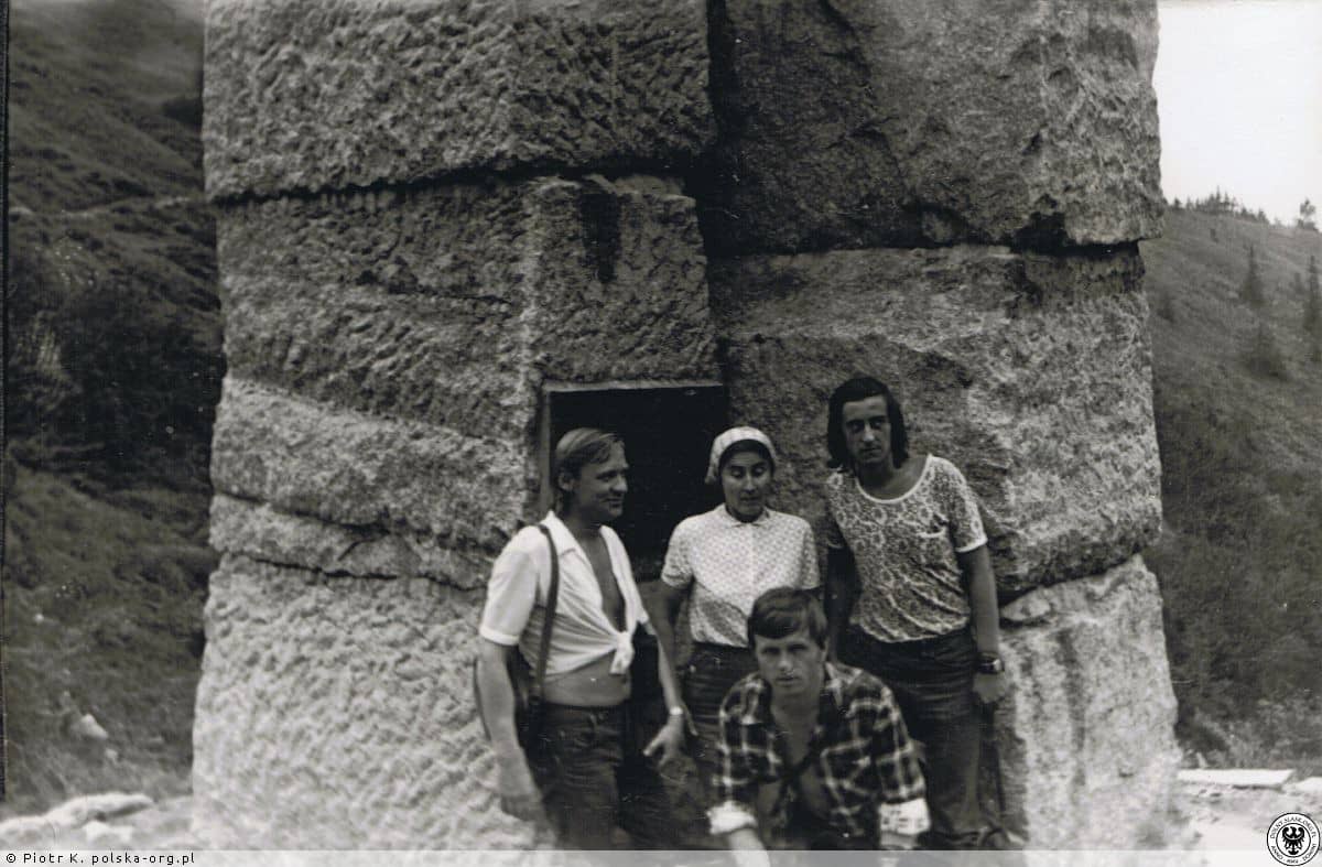 Pomnik po lawinie z 1968 r. 8 lat póżniej