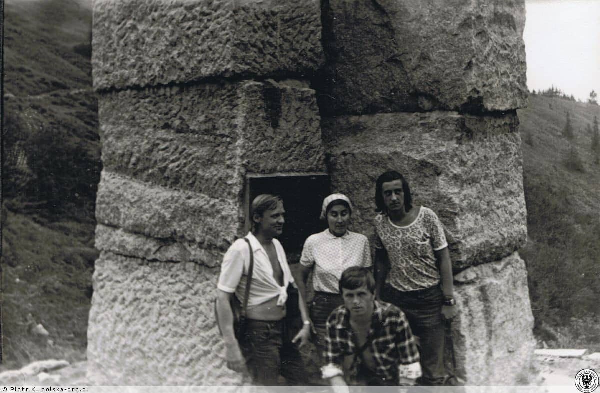 Pomnik po lawinie z 1968 r. 8 lat póżniej