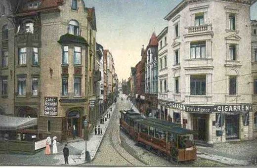 Klimat dawnej Langstrstrasse: tramwaj wyjeżdża na plac Cieplicki (Warmbrunnerplatz).