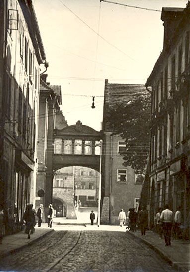 Odwrotna perspektywa z lat 60-tych. Jeszcze stoją kamienice, które niebawem zostaną rozebrane.