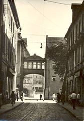 Odwrotna perspektywa z lat 60-tych. Jeszcze stoją kamienice, które niebawem zostaną rozebrane.