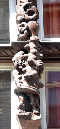 Chłopiec ze słodyczami.