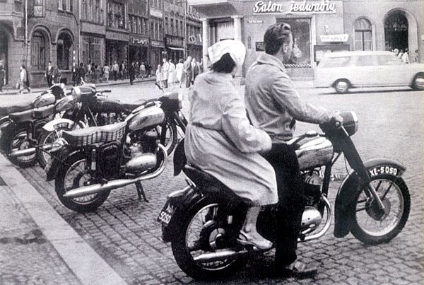Rok 1964: widać Salon Jedwabiu, za Niemców sklep z tytoniem. W tle ulica Długa i sklep mięsny Dzik.