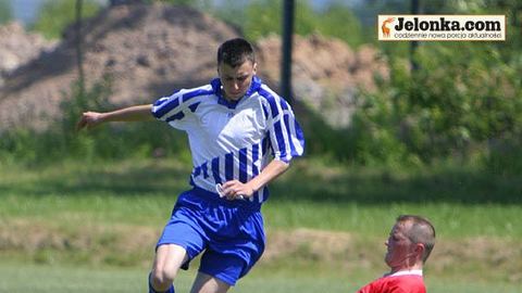 Łukasz Kocot mija obrońców Stelli Lubomierz.