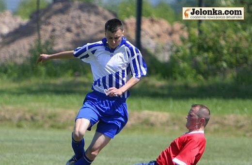 Łukasz Kocot mija obrońców Stelli Lubomierz.