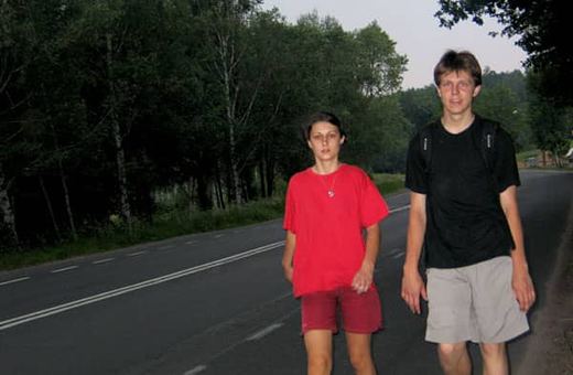 Paweł Gębura (w środku) odpoczywa po pokonaniu stukilometrowego dystansu.