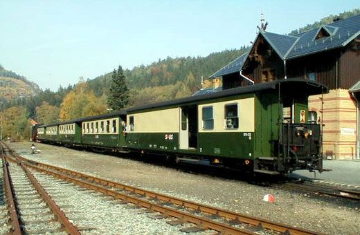Przejażdżki w stylu retro są coraz bardziej modne w całej Europie: na zdjęciach lokomotywa i skład w Zittau.