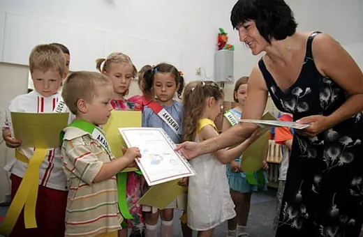 Ewa Bąk rozdaje najmłodszym dyplomy.