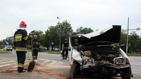 Przyczyną tego zderzenia była najpewniej nadmierna prędkość i nieuwaga kierowców.