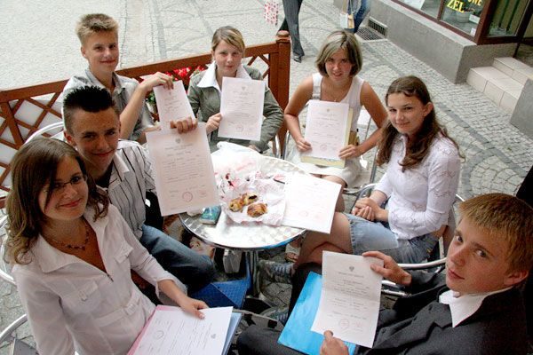 Uczniowie z Mysłakowic, przy ciasteczkach, świętują nadejście wolnego czasu.
