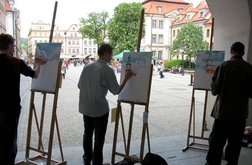 Wspólny plener plastyczny na placu Ratuszowym.