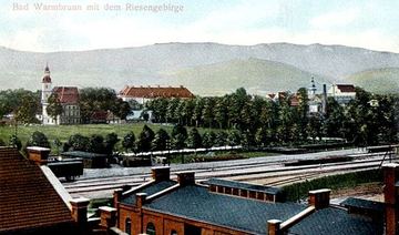 Dworzec w Cieplicach z panoramą uzdrowiska.