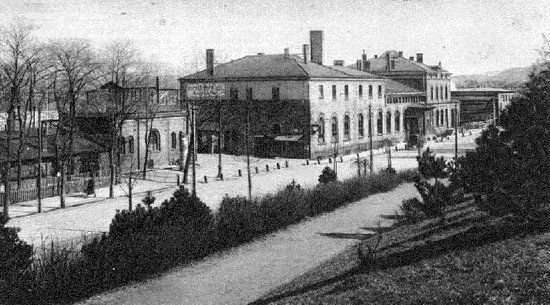 Widok jeleniogórskiego dworca z parku. Budynki przed stacją zostały zburzone po 1945 roku.