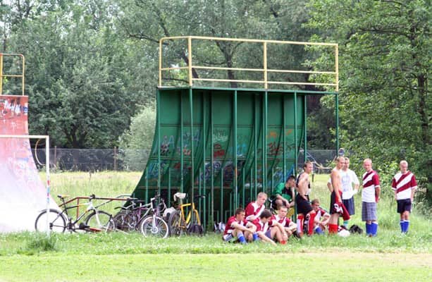 Do zbiorowego portretu pozują: Dream Team, FC Dołek, Czerwone Diabły, Karpniki FC.