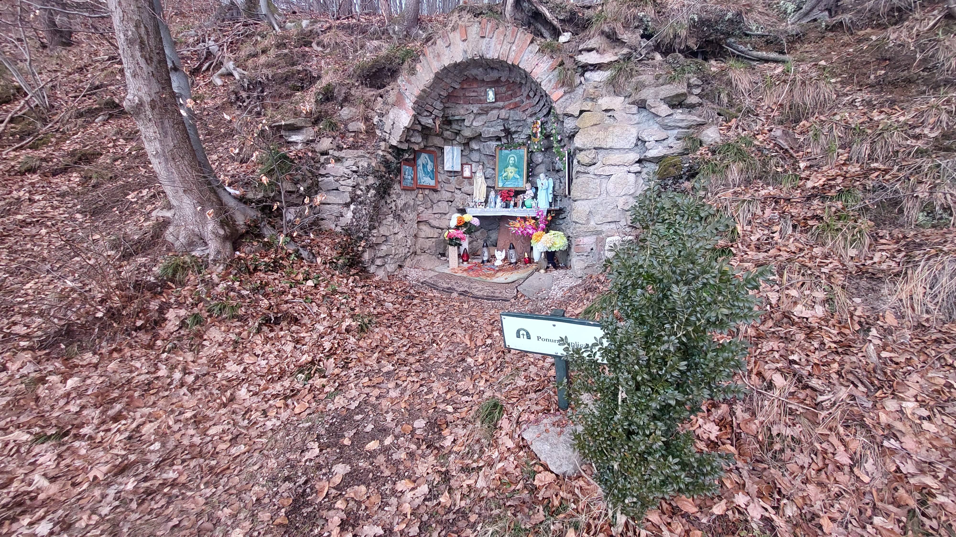 Tajemnicze odgłosy –ponura kapliczka w Bukowcu