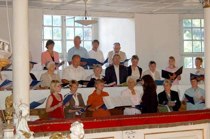 Grupa dziecięca z dzwonkami, w tle organista Andreas Hillger.