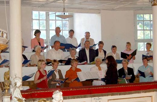 Grupa dziecięca z dzwonkami, w tle organista Andreas Hillger.