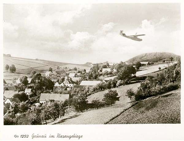 Szybowiec krąży nad Grunau (Jeżów Sudecki).