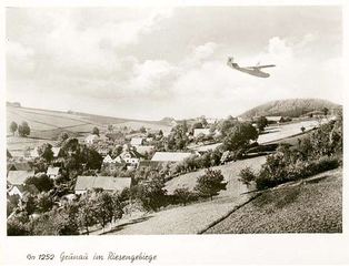 Szybowiec krąży nad Grunau (Jeżów Sudecki).