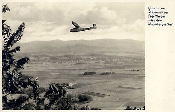 Szybowiec nad Jelenią Górą, w tle panorama Karkonoszy. Na ogonie ma swastykę. Pocztówka pochodzi z okresu po 1933 roku.