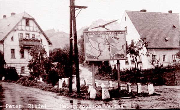 Fotografia z książki Petera Riedela: reklama szkoły szybowcowej w Grunau (Jeżów).