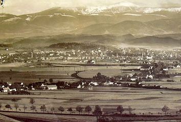 Panorama dawnych Jeżowa i Jeleniej Góry, w tle Śnieżka i Karkonosze, widziane z Góry Szybowcowej. Jeszcze nie ma osiedla Zabobrze.