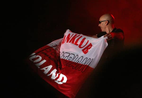 Joe Satriani zbratał się z polską flagą.