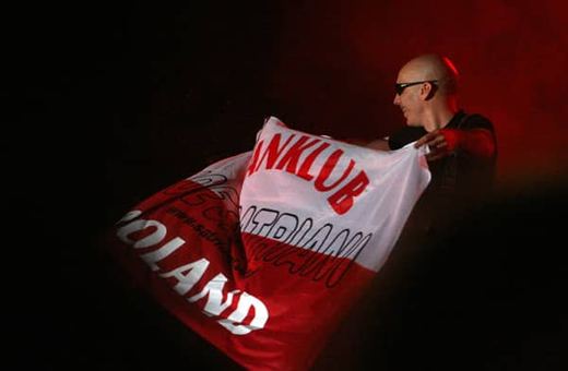 Joe Satriani zbratał się z polską flagą.