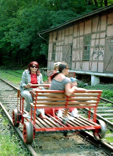 Te pojazdy mają być turystycznym hitem przy dworcu w Karpaczu.