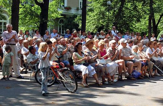 M. Gruszczyńska brawurowo wykonała przeboje scen operetkowych.