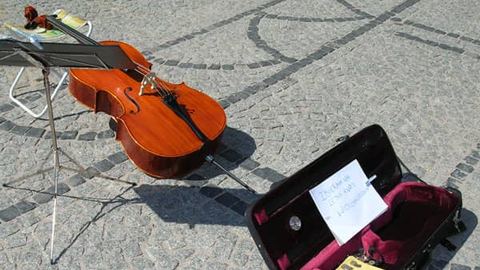 Młode instrumentalistki nie chciały pokazać swoich twarzy, ale liczą na wsparcie jeleniogórzan i turystów.