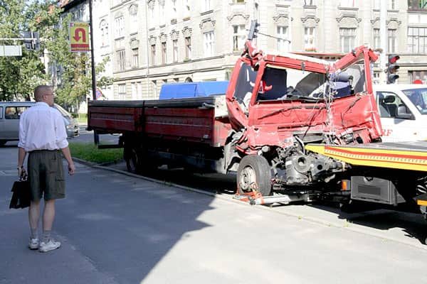 Rozbita ciężarówka przywieziona przez pomoc drogową do Jeleniej Góry.