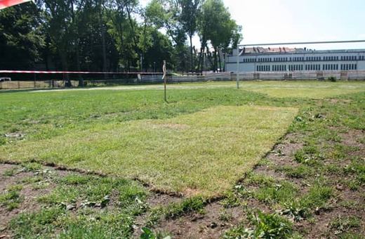O zakazie wstępu na płytę boiska informują stosowne tablice.