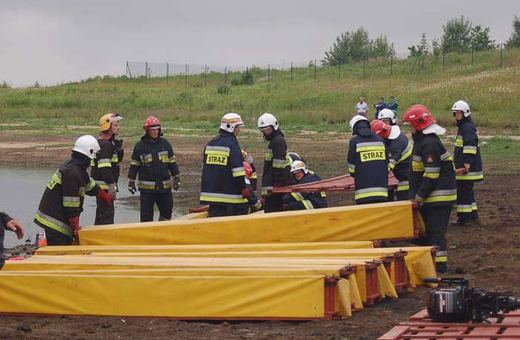 Tylko służby ratownicze miały wstęp na brzegi zbiornika w Sosnówce. Nikt nie zastanawiał się, czy nie zanieczyszczą wody pitnej.